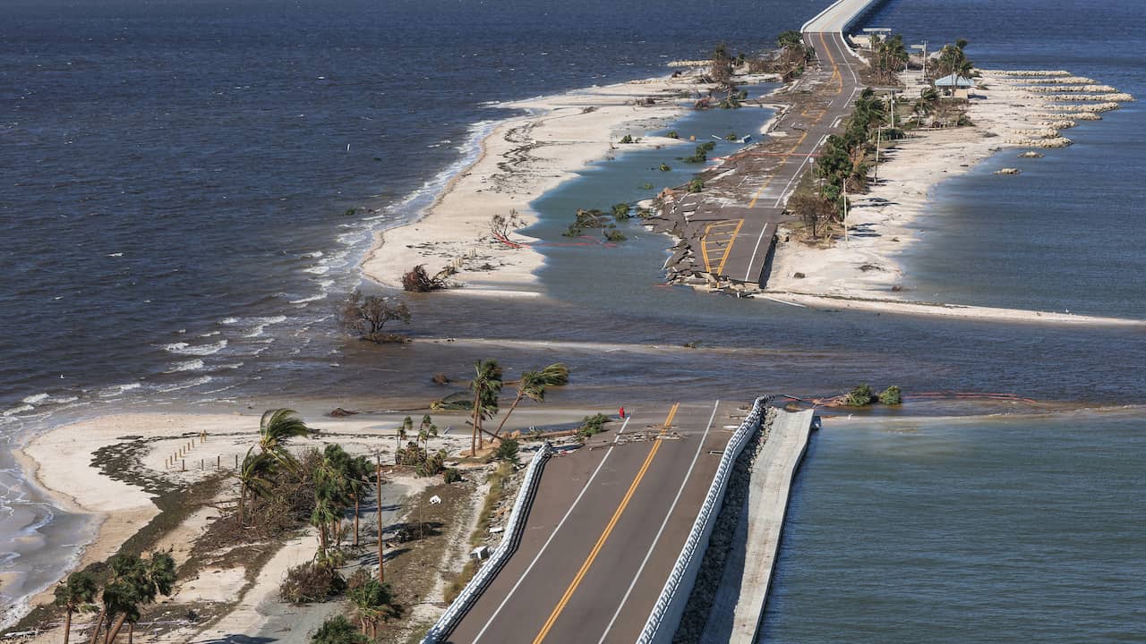 Il ponte per l'isola di Sanibel non è stato in grado di resistere al disastro naturale ed è crollato.