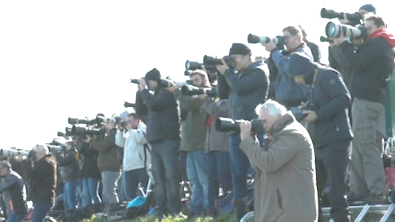 Beeld uit video: Tientallen spotters zien start vliegoefeningen in Leeuwarden