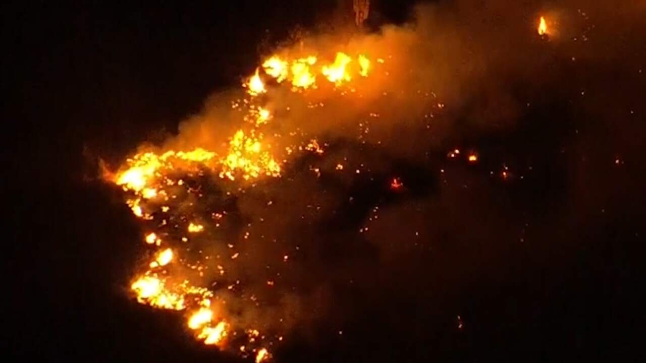 Beeld uit video: Nieuwshelikopter filmt grote natuurbrand in Amerikaans berggebied
