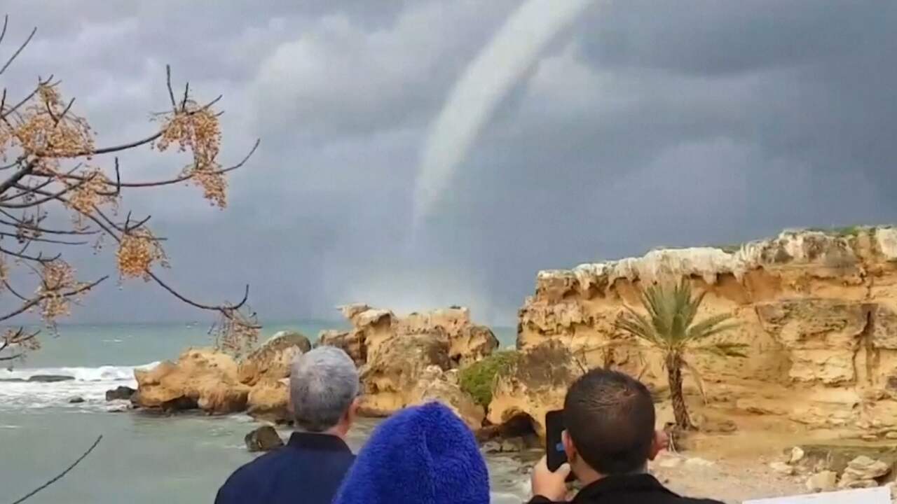 Beeld uit video: Waterhoos raast langs kust van Cyprus