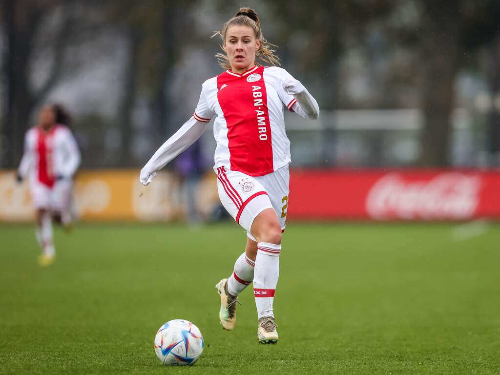 Oranje international Pelova maakt toptransfer van Ajax Vrouwen