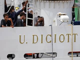 Oplossing gevonden voor migranten Italiaans kustwachtschip