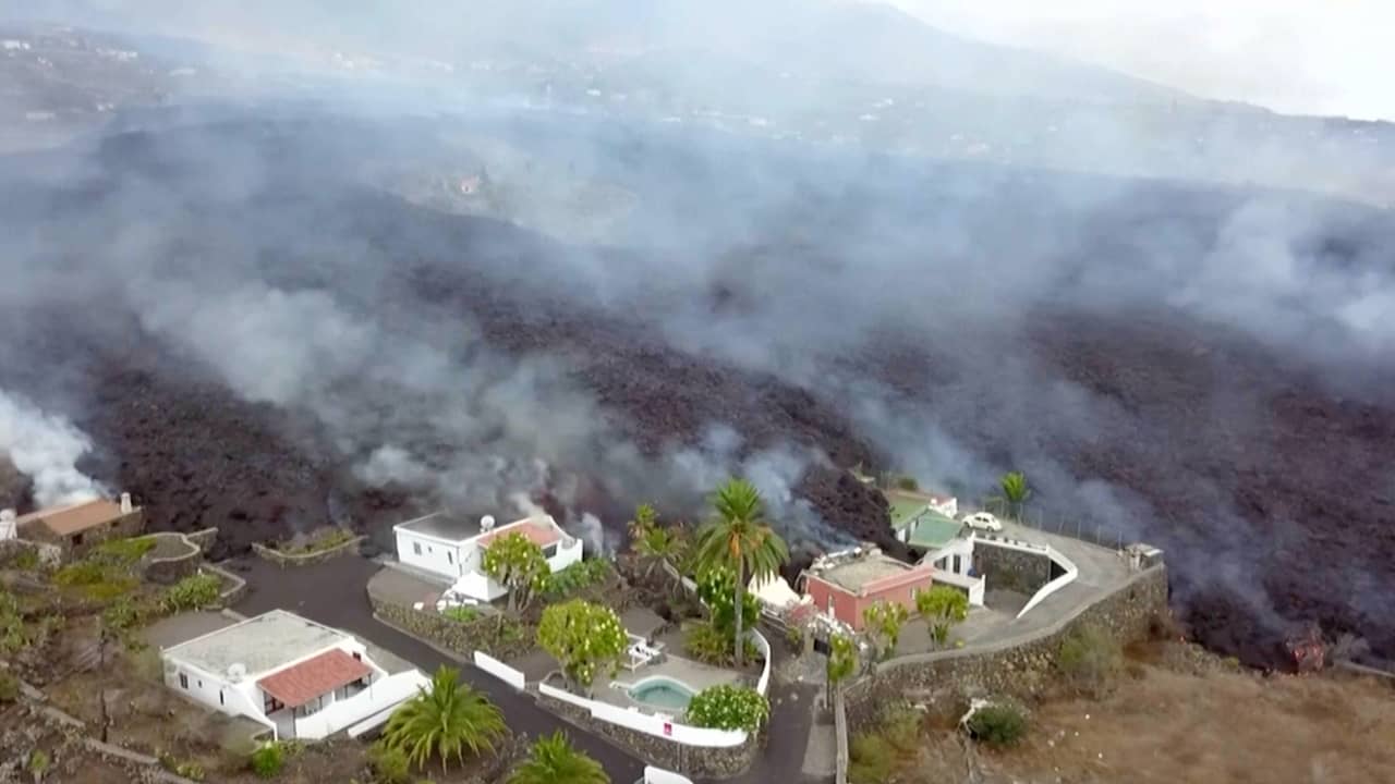 Beeld uit video: Lava op La Palma slokt huizen op: 'Helemaal niets tegen te doen'