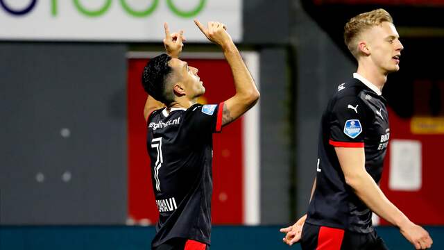 Eran Zahavi juicht na de 0-2 voor PSV.