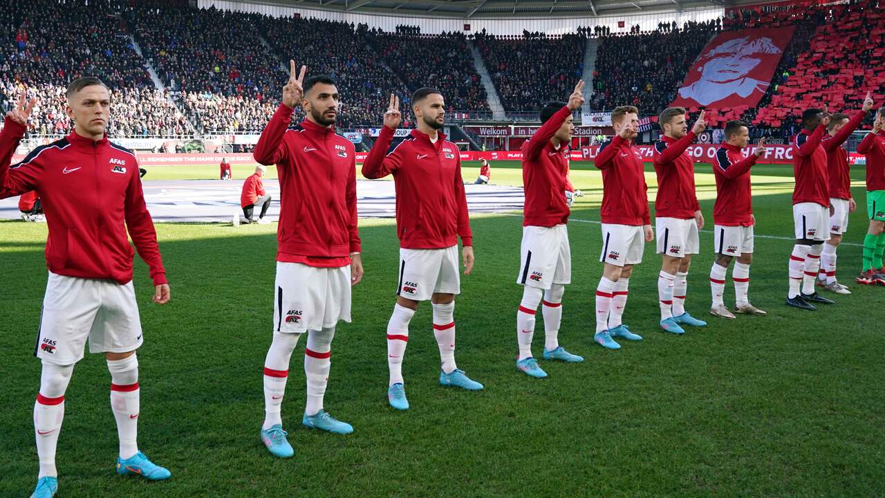 De spelers van AZ maken voor aanvang van de wedstrijd het vredesgebaar voor Oekraïne.