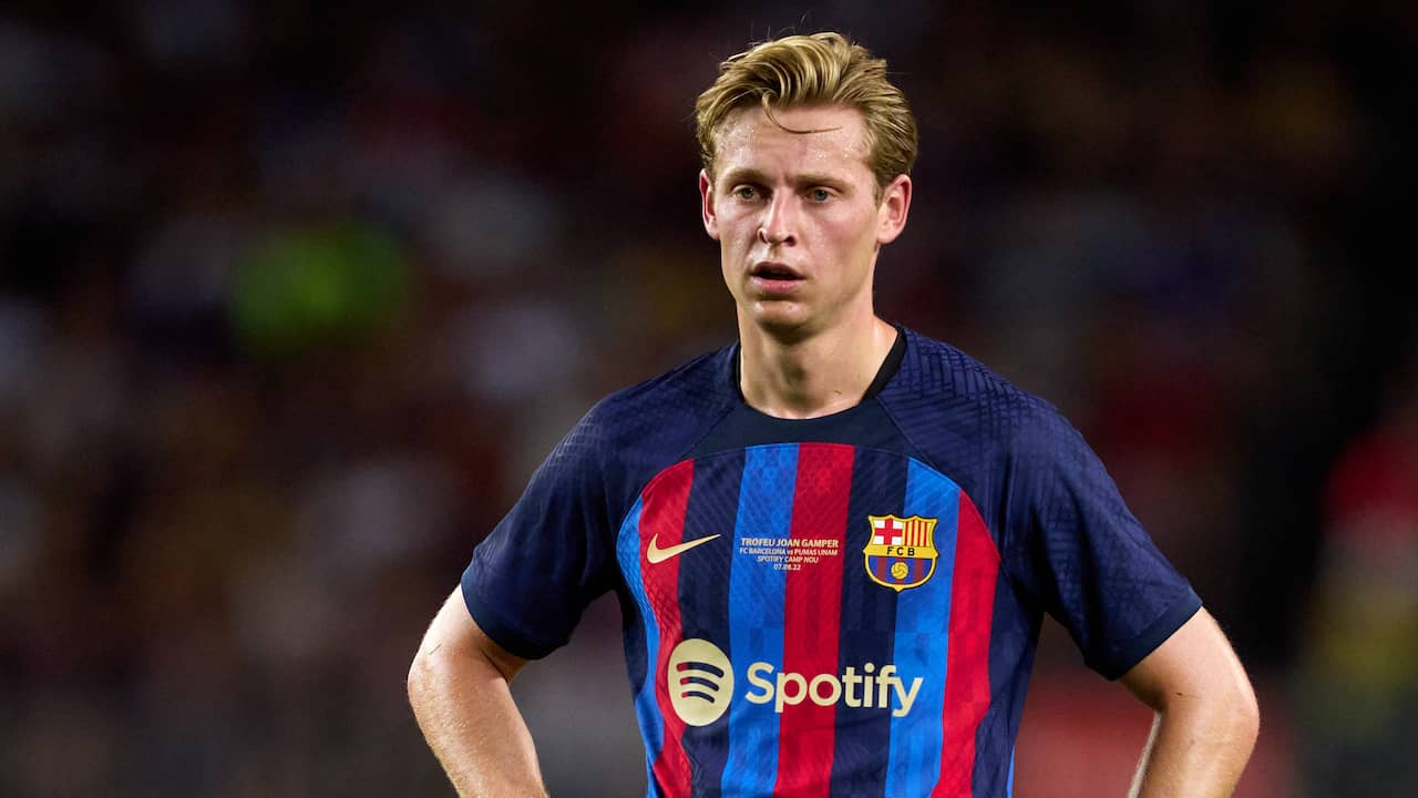 Frenkie de Jong zou woedend zijn over de handelwijze van FC Barcelona.