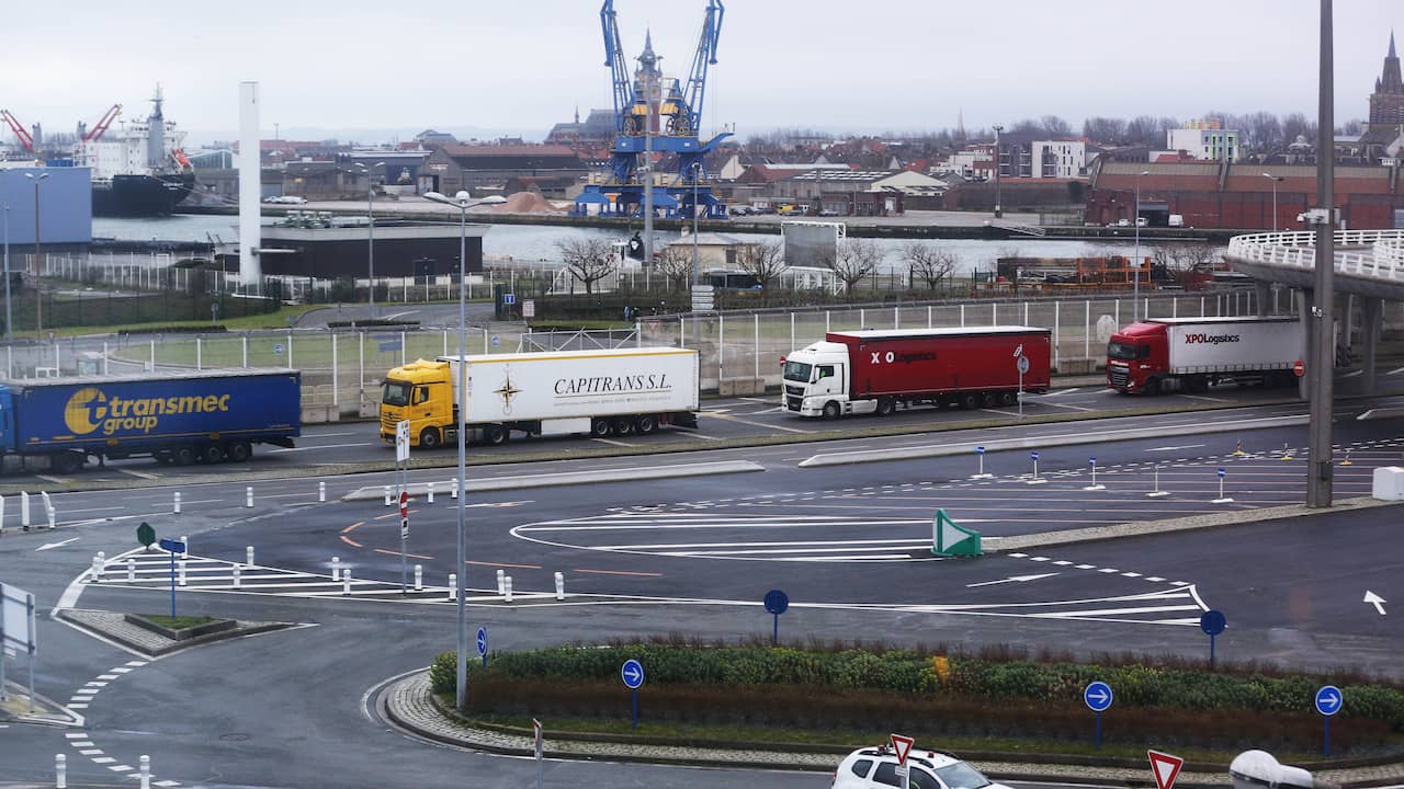 UK government forecasts row of 7,000 trucks at border after no deal |  NOW