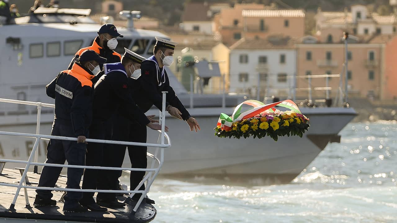 Vanmorgen werd een herdenkingskrans in het water gelaten bij Giglio.