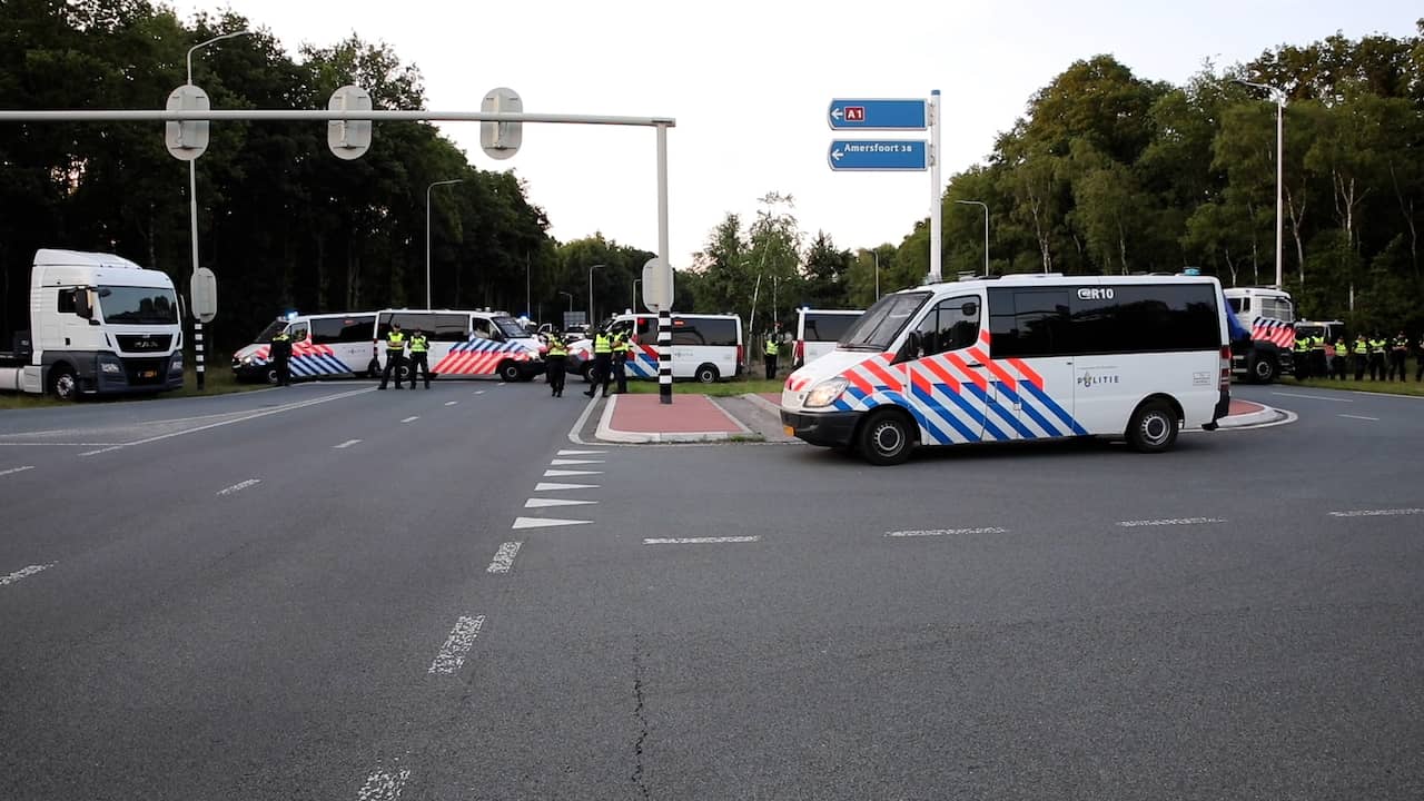 Beeld uit video: Politie in Apeldoorn maant menigte tot vertrek: 'Nu bewegen!'