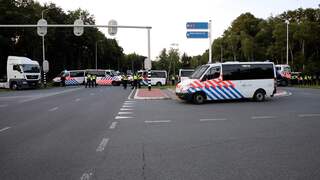 Politie in Apeldoorn maant menigte tot vertrek: 'Nu bewegen!'