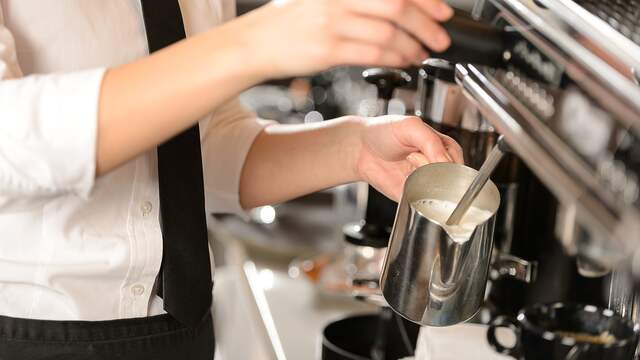 Bij een espressomachine maak je gebruik van veel druk, dat is met andere methoden moeilijk te evenaren.