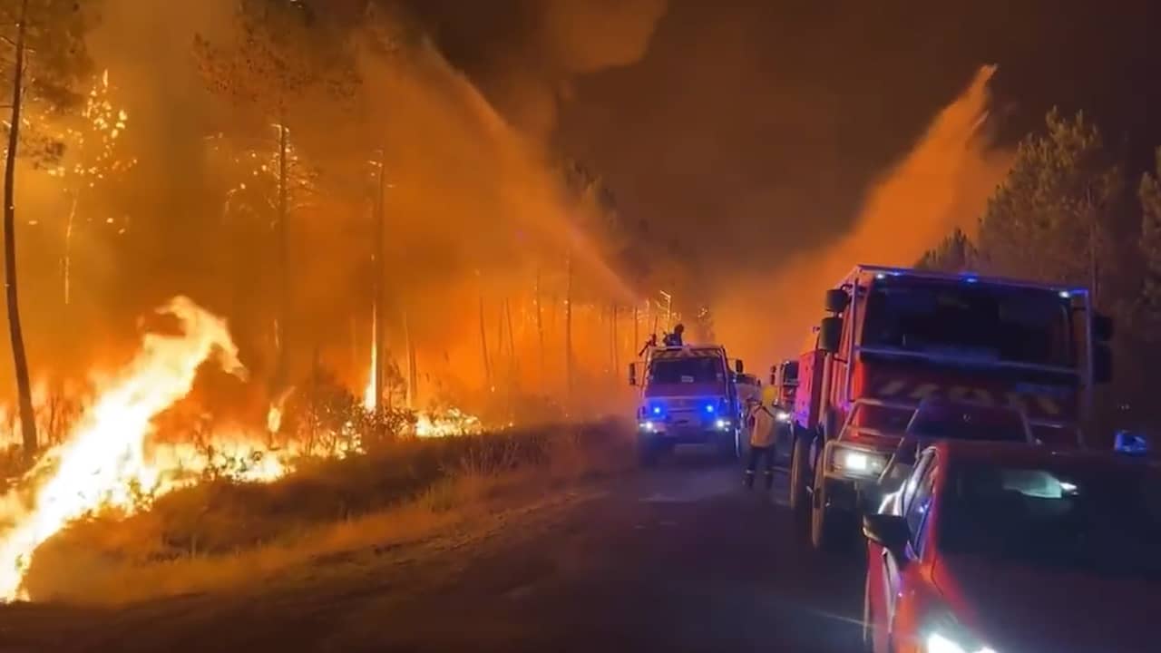 Beeld uit video: Onbeheersbare bosbrand verwoest 6.200 hectare in Frankrijk