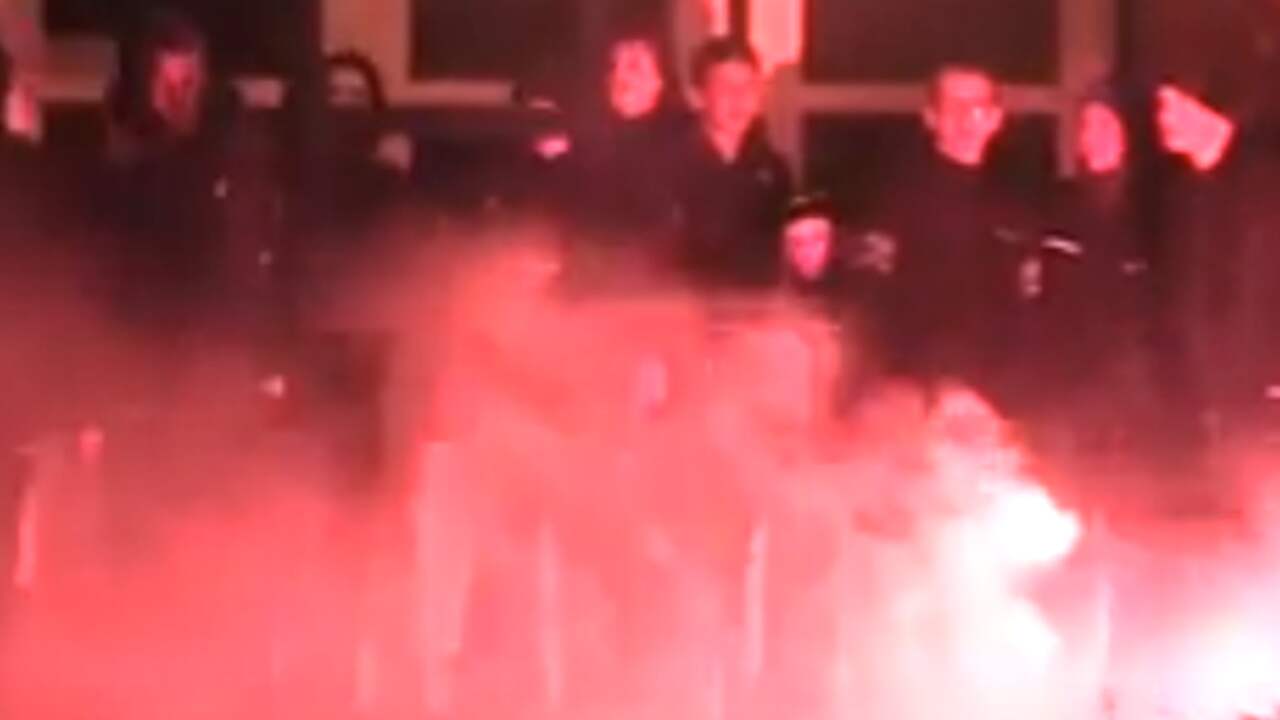 Beeld uit video: Jongeren gooien vuurwerk richting politie op Urk