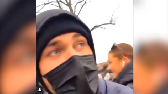 Beeld uit video: Dave Roelvink doet verslag van rellen op Museumplein