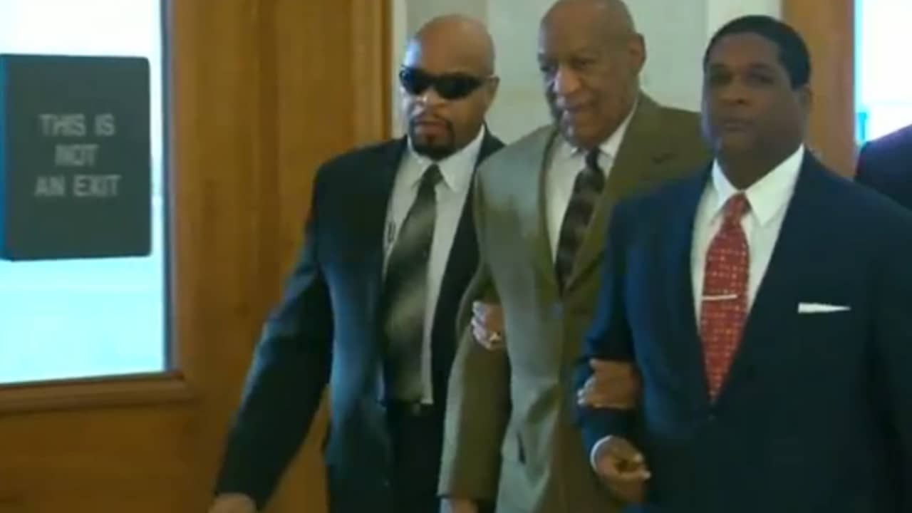 Bill Cosby arriveert bij rechtszaal voor misbruikzaak