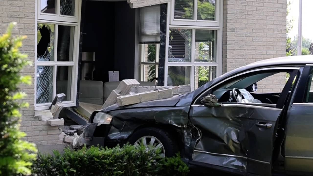 Beeld uit video: Auto rijdt woonkamer binnen in Haarsteeg