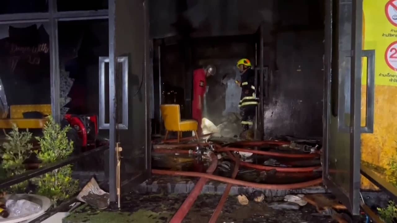 Beeld uit video: Brandweer blust dodelijke brand in Thaise nachtclub