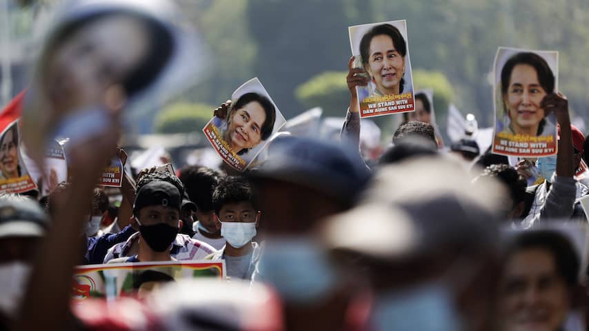 Leger in Myanmar schiet op demonstranten, verslaggevers opgepakt