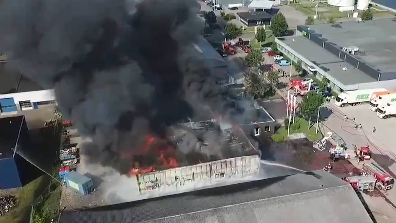 Beeld uit video: Dronebeelden tonen grote brand in loods Sneek