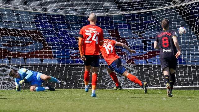 Watford, een concurrent van Norwich City in de strijd om promotie, verloor met 1-0 van Luton Town.