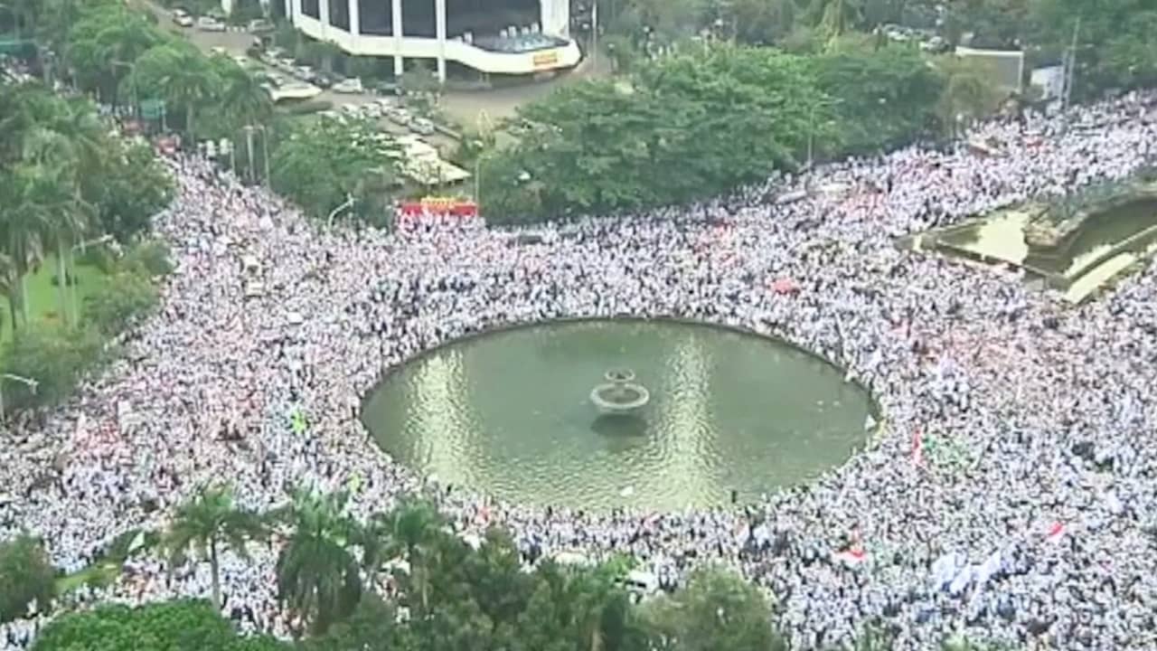 Beeld uit video: Tienduizenden Indonesiërs demonstreren tegen gouverneur Jakarta