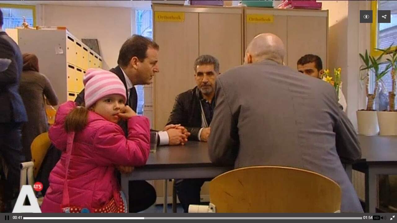 Asscher bezoekt school met vluchtelingenkinderen