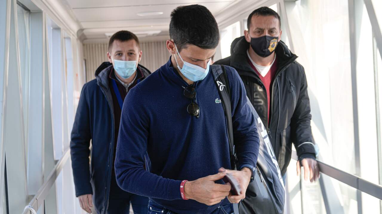 Djokovic werd al gefotografeerd toen hij nog in de tunnel van zijn vliegtuig richting de luchthaven stond.