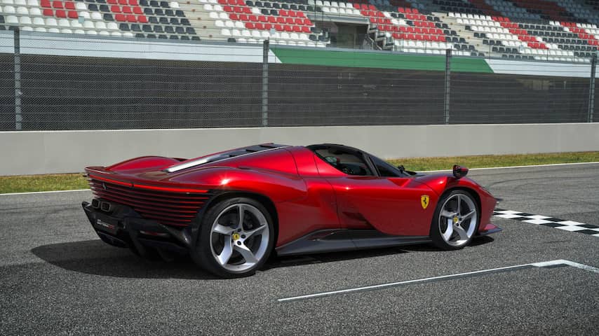 De nieuwste Ferrari gaat in Nederland tegen de 3 miljoen euro kosten.