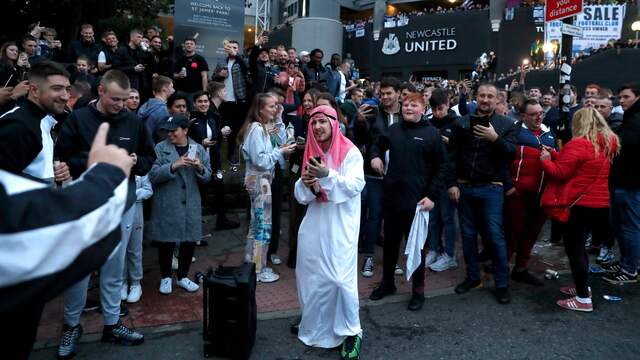 Fans van Newcastle, sommigen verkleed als Arabische sjeik, vierden donderdag de komst van de nieuwe eigenaren bij het stadion.