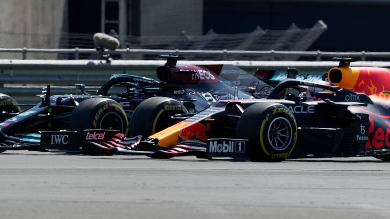 De race op Silverstone eindigde voor Max Verstappen vorig jaar in een zware crash doordat hij in contact kwam met Lewis Hamilton.