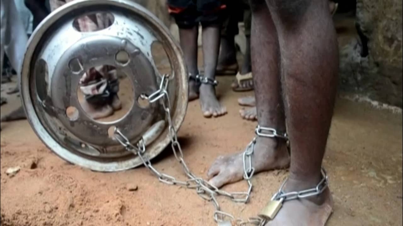 Nigeriaanse politie bevrijdt vastgeketende mannen uit 'martelhuis'