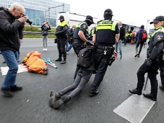 Ruim 100 arrestaties na Extinction Rebellion-blokkade van A10 bij Amsterdam