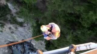 Amerikaanse hulpdiensten redden bejaarde man na val van 30 meter hoge klif