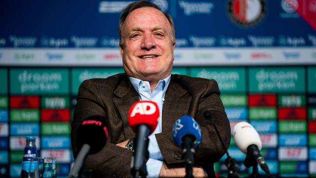 Advocaat vrijdag op de persconferentie in De Kuip.