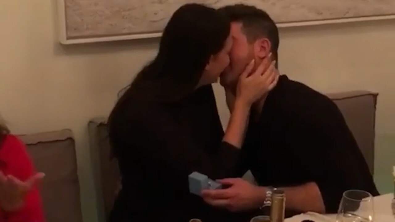 Beeld uit video: Robin Thicke vraagt vriendin ten huwelijk tijdens etentje