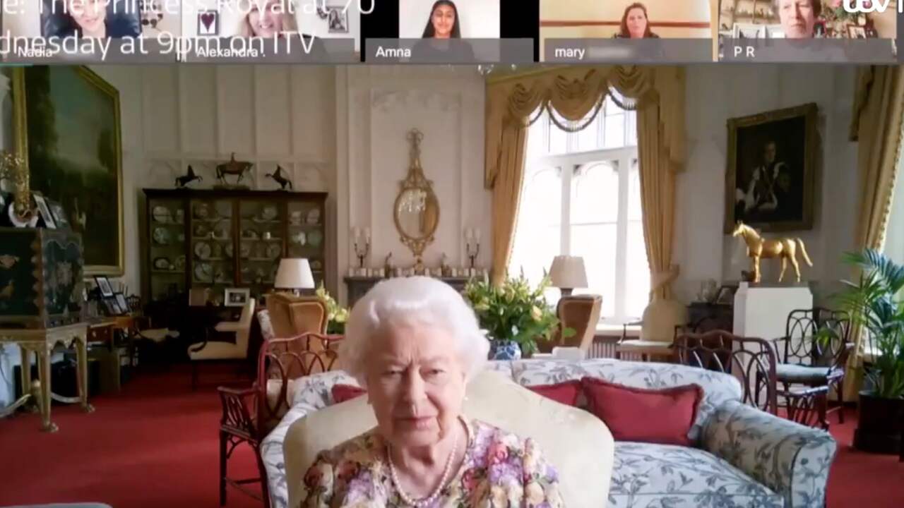 Beeld uit video: Prinses Anne videobelt met haar moeder koningin Elizabeth