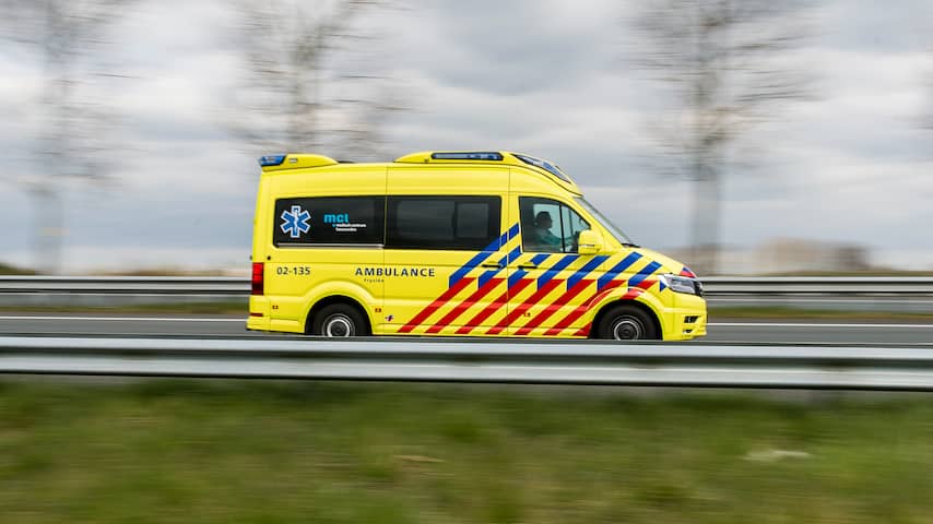 Zes gewonden bij zwaar ongeval met twee autos en busje nabij Vriezenveen.