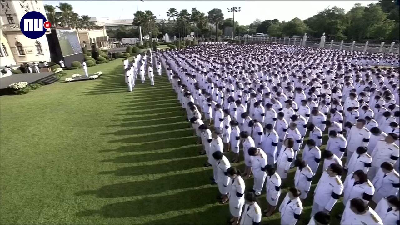Honderden ambtenaren bewijzen laatste eer aan Thaise Bhumibol