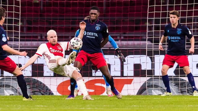 Davy Klaassen maakt met een omhaal de 1-0 tegen Willem II.