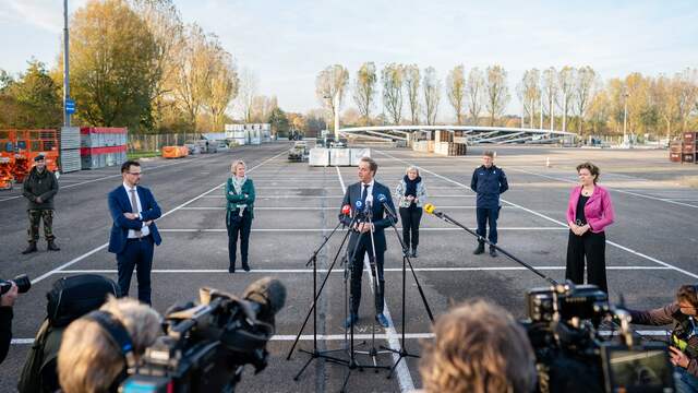 In Nederland duurde het lang voor de testcapaciteit voldoende groot was om aan de vraag te kunnen voldoen. Hier de opening van een van de eerste XL-teststraten, met minister Hugo de Jonge in het midden.