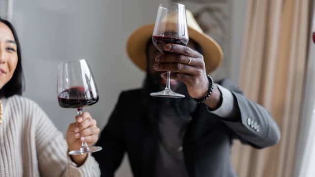 Een glas wijn op de avond voor vertrek om de vakantie te vieren is geen goed idee.