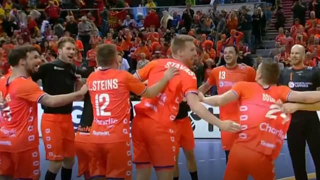 Beeld uit video: Enorme euforie bij handballers Oranje na eerste WK-zege ooit