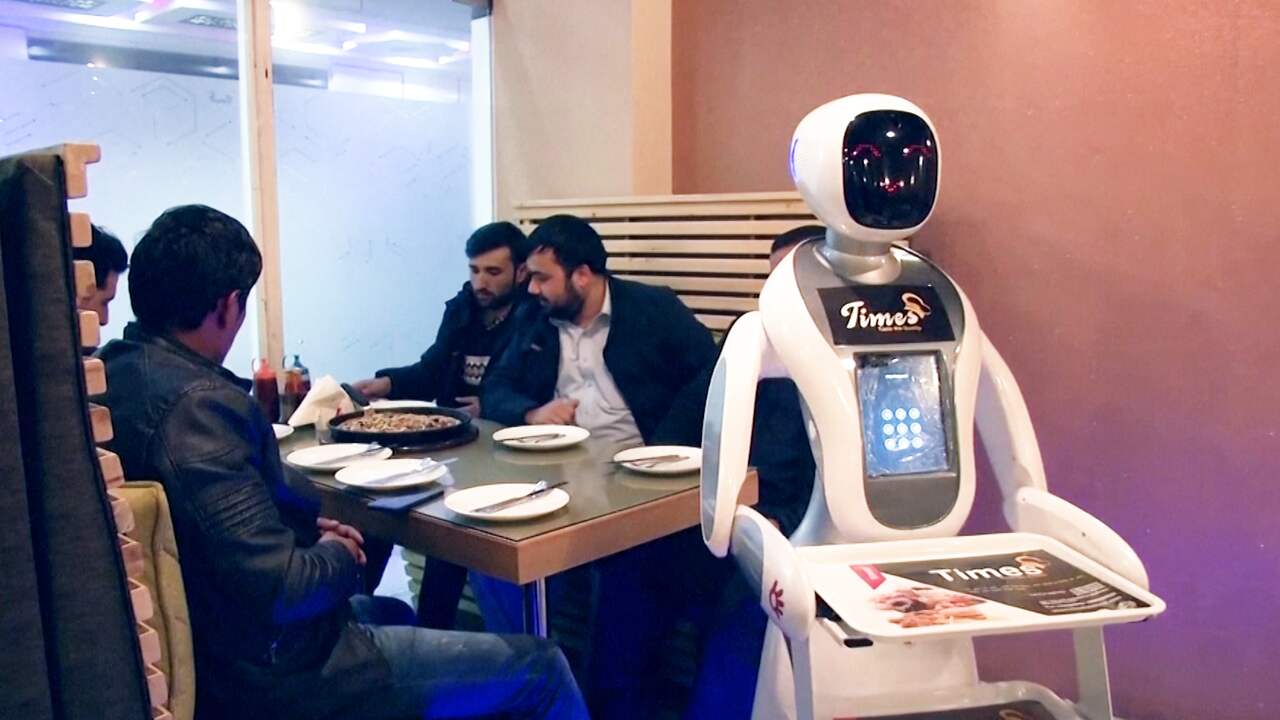 Robot serveert voor het eerst eten in Afghaans restaurant