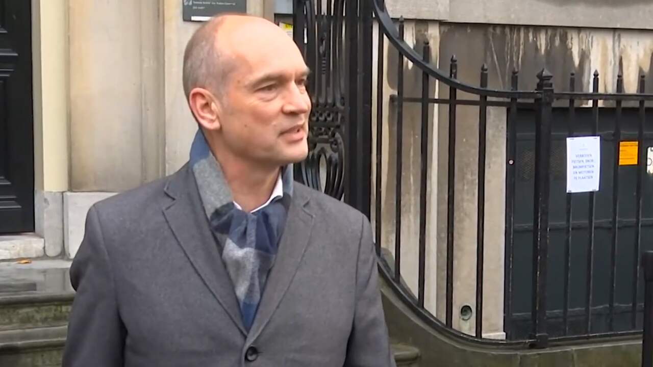 Beeld uit video: Segers 'ramde kop op bureau' na vergeten formatiestuk in trein