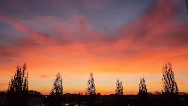 Ook in de omgeving van Harderwijk kleurde de lucht oranje en rood, laat Arja Bakker zien.