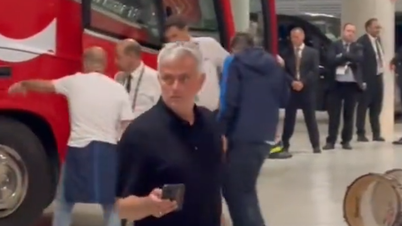 Beeld uit video: Boze Mourinho scheldt scheidsrechter de huid vol na verloren finale