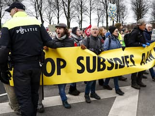 Klimaatactivisten blokkeren opnieuw A12 in Den Haag, politie start verwijdering