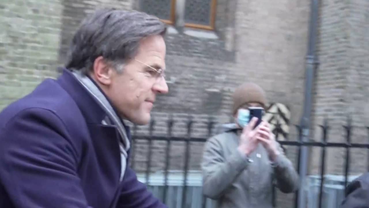 Beeld uit video: Rutte vertrekt uit Binnenhof na kabinetsval