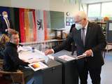 De Duitse president Frank-Walter Steinmeier brengt zijn stem uit tijdens de parlementsverkiezingen.