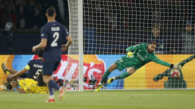 Spectaculaire redding PSG-keeper Donnarumma voorkomt 0-1 van Dortmund